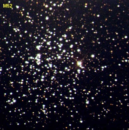 Típus: Nyílthalmaz, &alpha; = 23:24:48, &delta; = 61:35:36, Csillagkép: Cassiopeia | Kassziopeia, Fényesség: 6.9, Méret: 960